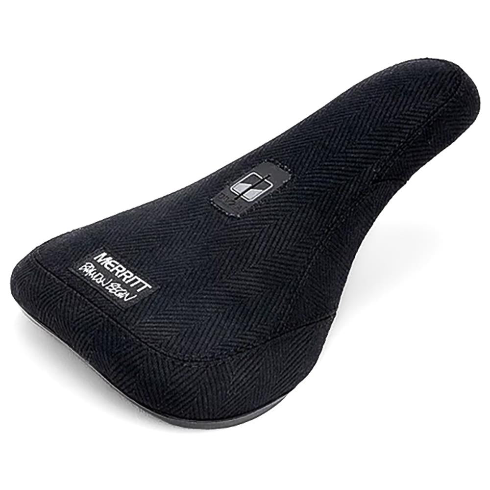 Merritt Brandon beginnt einen zentralen schlanken Sitzplatz