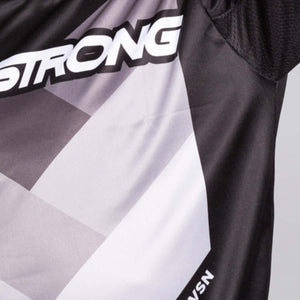 Stay Strong Jersey Chevron Race - Negro